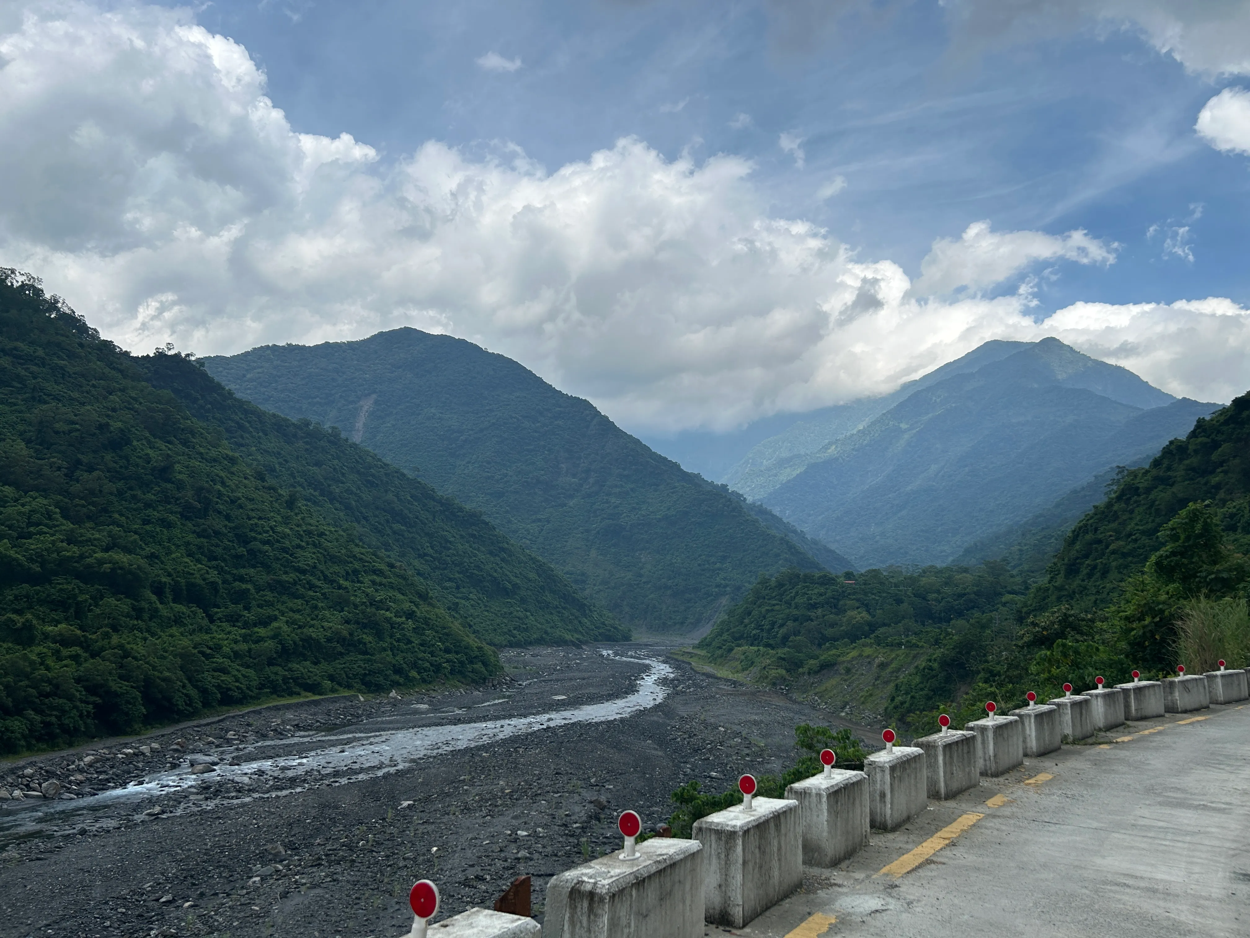 Walusi River winding through the valley, seen from the descending mountain road